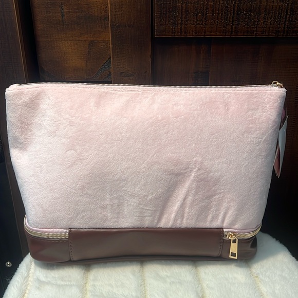 Super cute velvet blue Juicy Couture makeup bag new - Picture 2 of 4